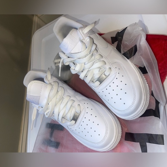 NIKE AIR FORCE 1s 07’ WHITE size 7.5 Men - Picture 4 of 4